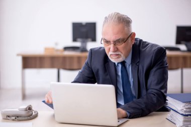 İş yerinde çalışan eski bir işadamı