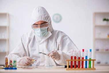 Genç kimyager uyuşturucu sentezi konsepti