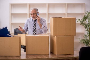 Ofis taşıma konseptinde eski bir işadamı