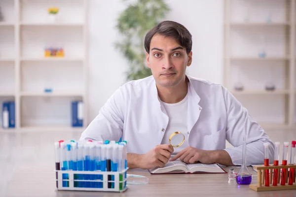 Laboratuvarda Çalışan Genç Bir Kimyager — Stok fotoğraf