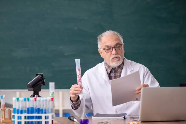 Old Teacher Chemist Sitting Classroom —  Fotos de Stock