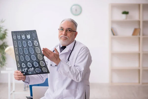 Alter Arzt Radiologe Arbeitet Krankenhaus — Stockfoto