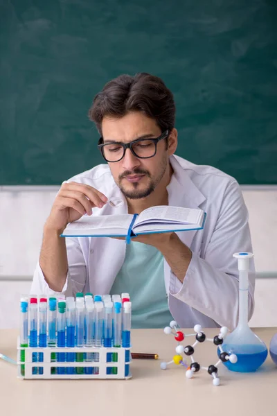 Jonge Chemicus Voor Schoolbord — Stockfoto
