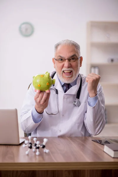 Old Doctor Planning Retirement Concept — Stock Photo, Image