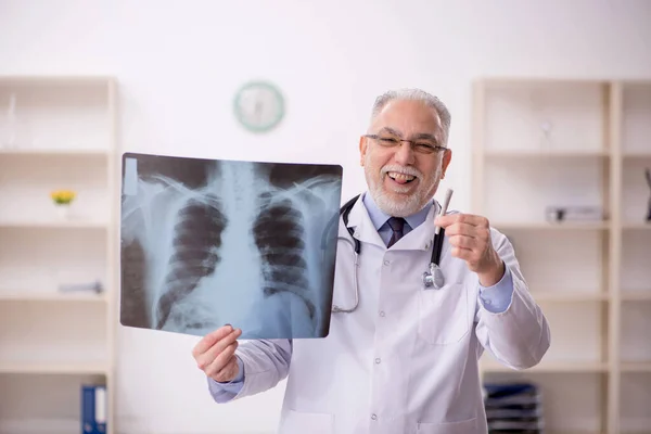 Gammal Manlig Röntgenläkare Som Arbetar Sjukhuset — Stockfoto