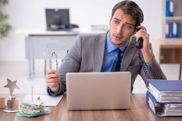 Young Businessman Employee Talking Phone — Zdjęcie stockowe
