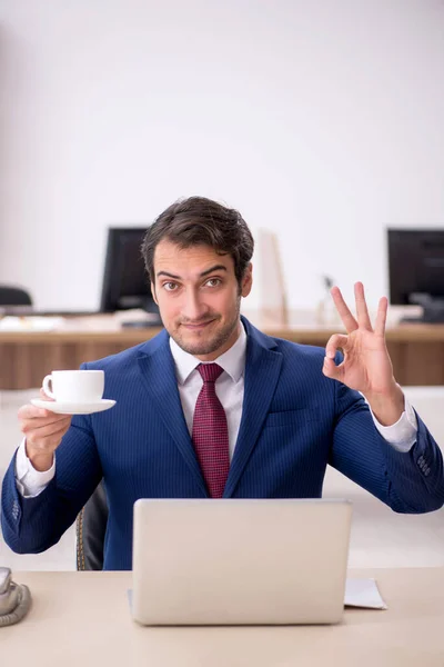 休憩中にコーヒーを飲む若いビジネスマン — ストック写真