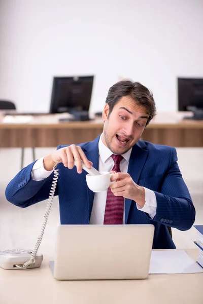 Jonge Zakenman Die Koffie Drinkt Tijdens Pauze — Stockfoto