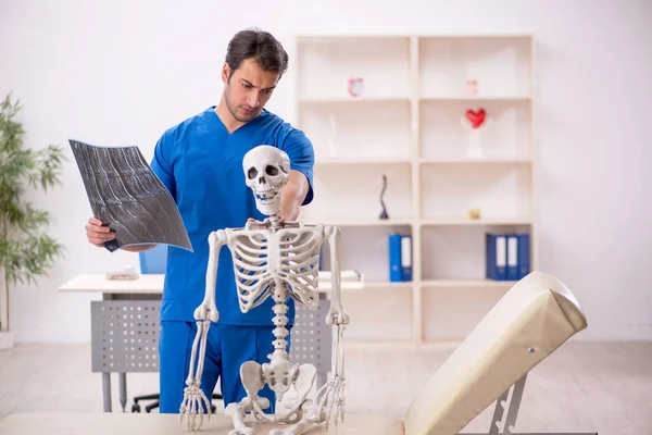 Молодой Врач Пациент Скелетом Больнице — стоковое фото