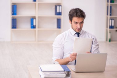 Ofiste çalışan genç işadamı.