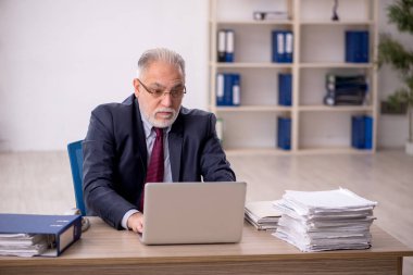 Ofiste çalışan eski bir işadamı.