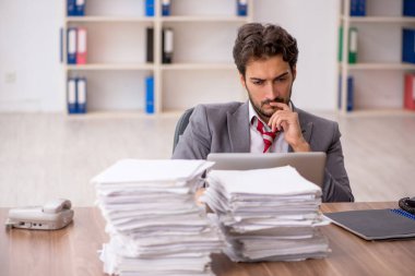 Genç işadamı ofisteki aşırı işten memnun değil.