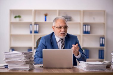 İş yerinde çalışan eski bir işadamı