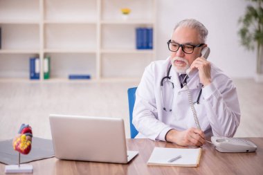 Teletıp konseptinde yaşlı bir doktor.