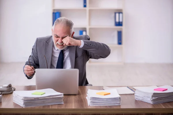 Old Businessman Employee Unhappy Excessive Work Workplace — Stockfoto