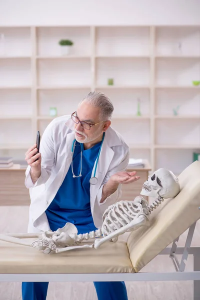 Old Male Doctor Skeleton Patient Hospital — 스톡 사진