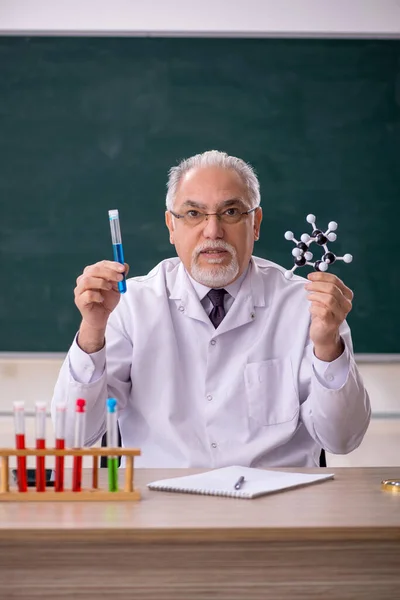 Antiguo Profesor Química Aula —  Fotos de Stock