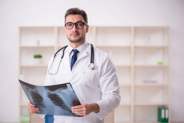 Ung Läkare Radiolog Som Arbetar Sjukhuset — Stockfoto
