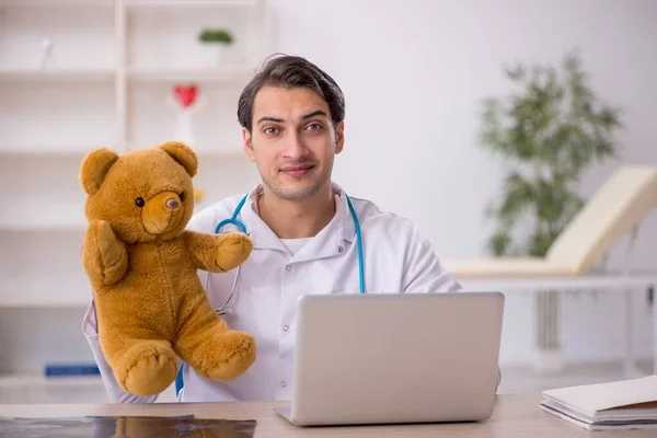 持有玩具熊的年轻医生 — 图库照片