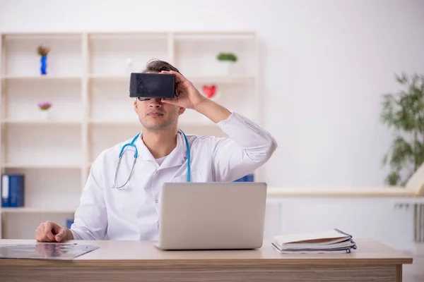 Joven Médico Masculino Disfrutando Gafas Virtuales Clínica —  Fotos de Stock