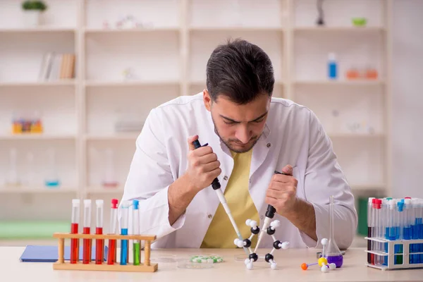 Young Chemist Sitting Lab — Foto Stock