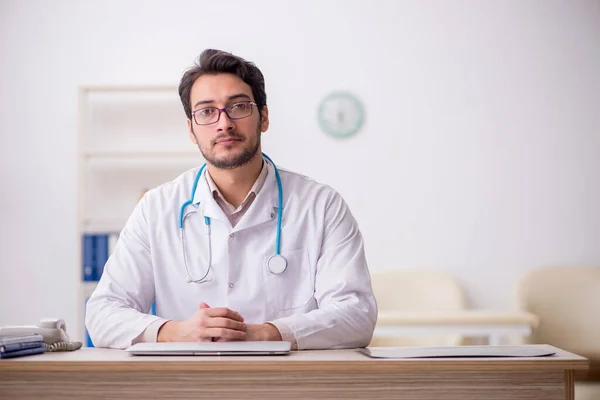Ung Läkare Som Arbetar Sjukhuset — Stockfoto