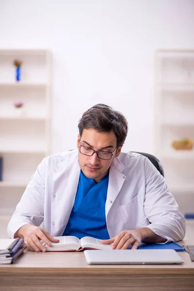 Mladý Muž Lékař Student Čtení Knihy Nemocnici — Stock fotografie