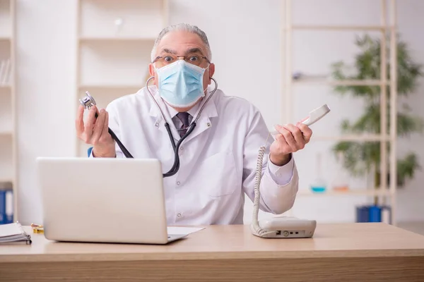 Old Doctor Working Clinic Pandemic — Stock Photo, Image