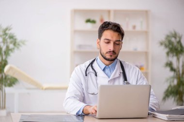 Teletıp konseptinde genç doktor