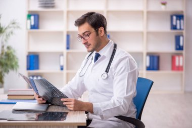 Klinikte çalışan genç bir radyolog.