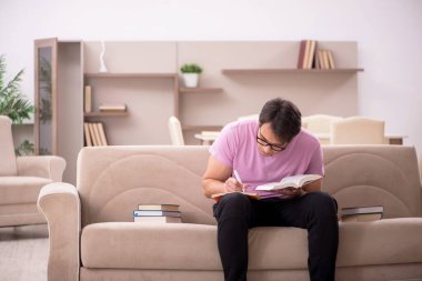 Evde sınava hazırlanan genç bir öğrenci.