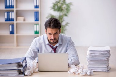 Reddedilmiş fikirler konseptinde genç işadamı