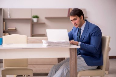 Salgın sırasında evden çalışan genç bir işadamı