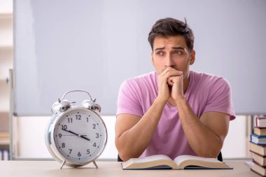 Genç öğrenci zaman yönetimi konsepti sınavlarına hazırlanıyor