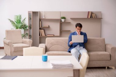 Salgın sırasında evden çalışan genç bir işadamı