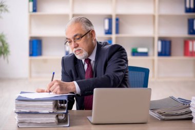 Ofiste çalışan eski bir işadamı.