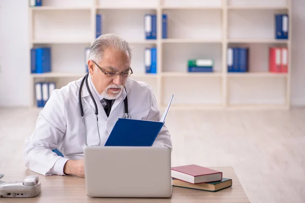 Åldrad Manlig Läkare Som Arbetar Kliniken — Stockfoto