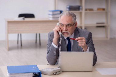 İş yerinde çalışan eski patron.