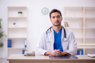 Hastanede çalışan genç bir doktor.
