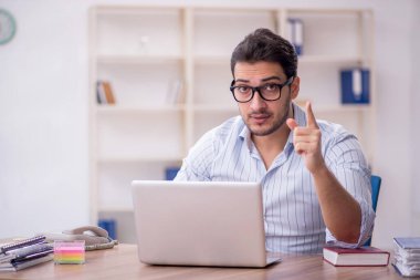 İş yerinde çalışan genç bir işadamı