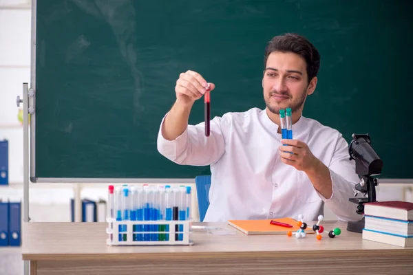 Fiatal Kémikus Tanár Osztályteremben — Stock Fotó