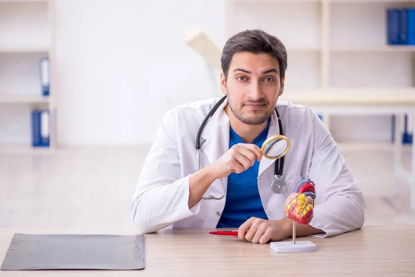 Ung Läkare Kardiolog Arbetar Sjukhuset — Stockfoto