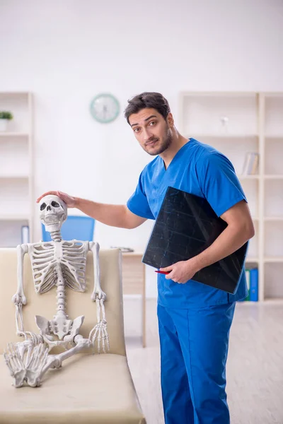 Jonge Arts Radioloog Skelet Patiënt Kliniek — Stockfoto