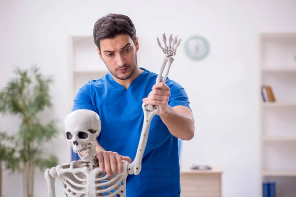 Jonge Mannelijke Arts Skelet Patiënt Kliniek — Stockfoto