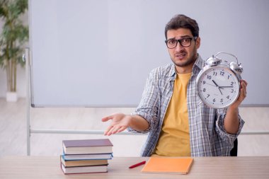 Zaman yönetimi konseptinde genç öğrenci