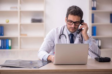 Teletıp konseptinde genç doktor