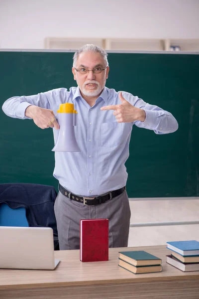 Old Teacher Holding Megaphone Classroom — Fotografia de Stock