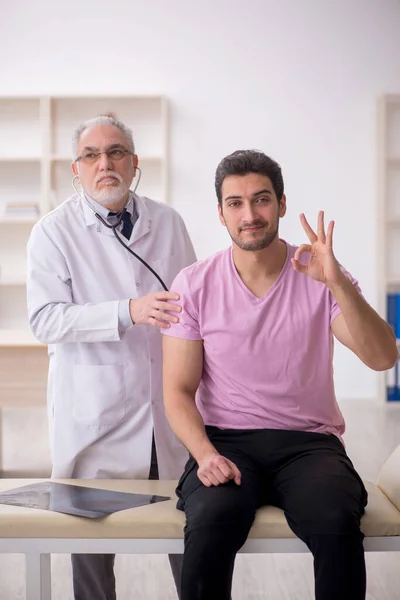Genç Hasta Yaşlı Doktoru Ziyaret Ediyor — Stok fotoğraf