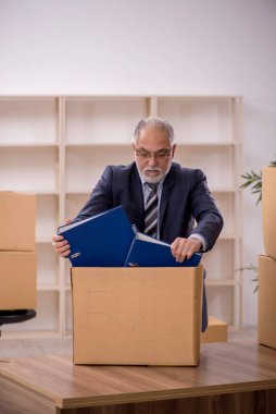 Ofis taşıma konseptinde eski bir işadamı