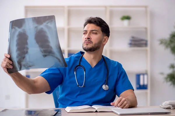Ung Manlig Röntgenläkare Som Arbetar Kliniken — Stockfoto